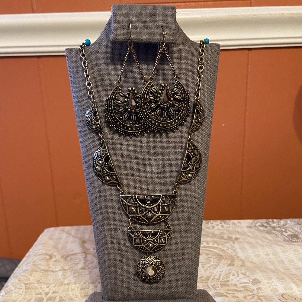 Avon Necklace and Earring Set